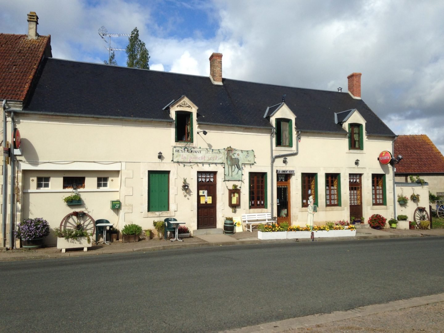 La Jument Verte, restaurant du bourg de Maisonnais